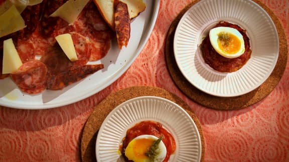 Raviolis de charcuterie et fromage avec œuf poché