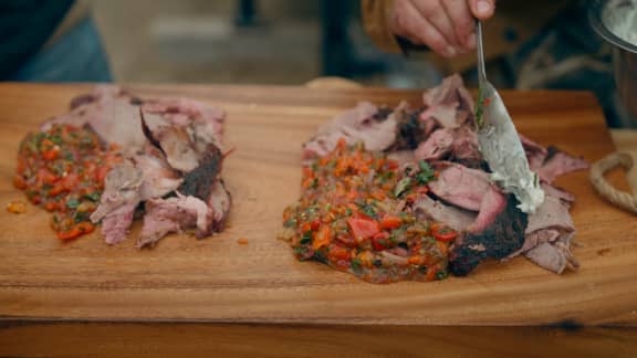 Gigot d’agneau de Charlevoix, muhammara grillé et tzatziki