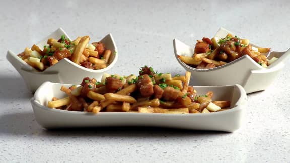 Poutine au porc confit et sauce au foie gras