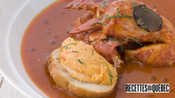 Bisque de homard truffée, sa rouille et ses croûtons