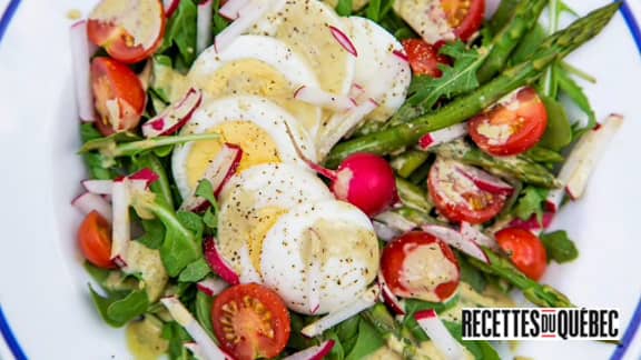 Salade jardinière aux oeufs et vinaigrette crémeuse au pesto