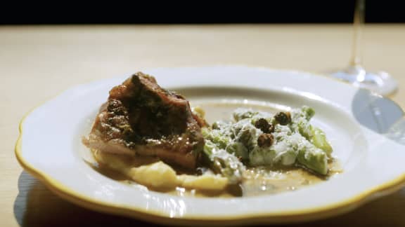 Échine de porc à griller, polenta crémeuse et salade d’asperges façon César