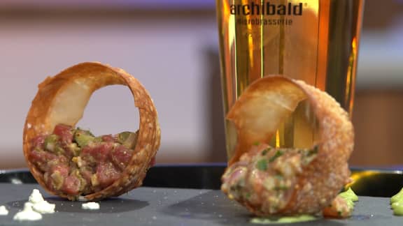 Duo de tartare de saumon et boeuf, mayo crémeuse à l’avocat, mousse au chèvre, rondelle de wonton