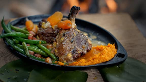 Cuisseau et longe de castor braisés et laqués à la gelée d’abricots, pommes et épinette