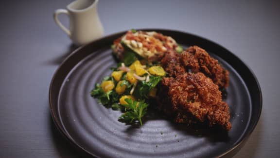Poulet frit laqué à l’érable et jalapeños farcis