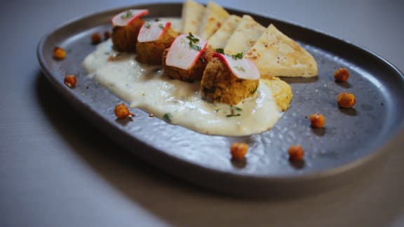 Falafels, houmous épicé, sauce à l’ail et pita au sumac