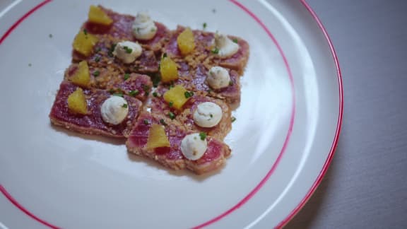 Tataki de thon, suprêmes d’orange et crème à la coriandre et lime