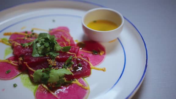 Crudo de thon, radis melon et sauce aux fruits de la passion
