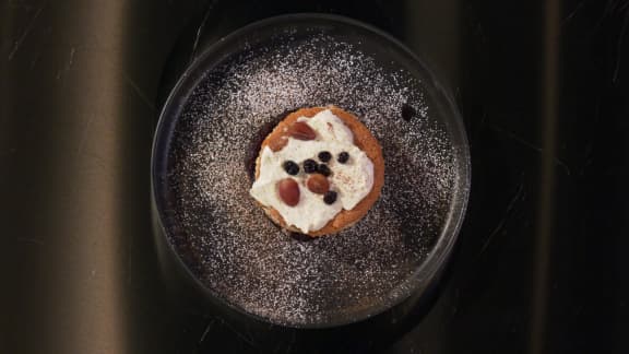 Gâteau au lait chaud et cannelle avec compote de bleuets, raisins et cannelle, glaçage au chèvre & zestes de citron