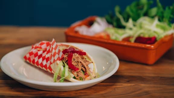 Gyros d’épaule de porc braisée avec tzatzíki maison