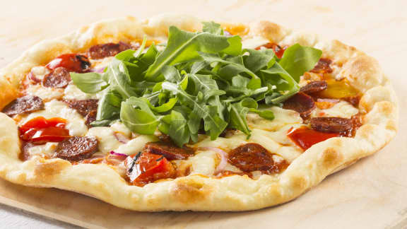 Pizza au chorizo et fromage cheddar en grains