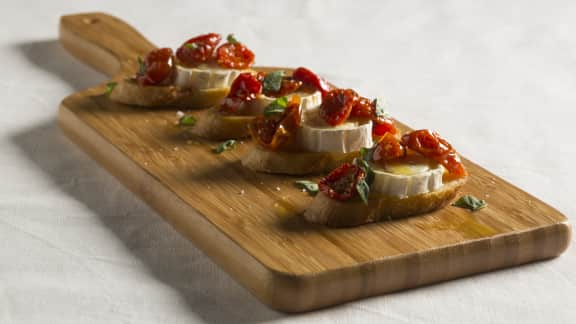 Bruschetta paillot de chèvre et tomates séchées