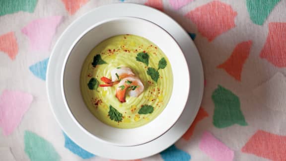 Soupe froide aux avocats, aux crevettes et au piment d'Espelette