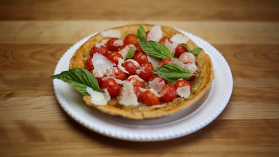 Tarte aux tomates, oignons et copeaux de parmesan