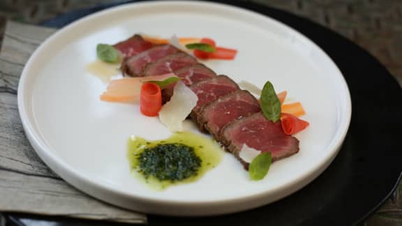 Tataki de bœuf, carottes nantaises et pistou