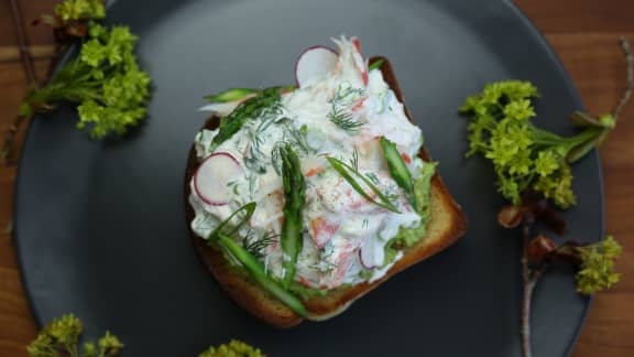 Tartine de crabe des neiges, avocats crémeux, asperges et radis