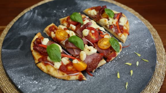 Naan pizza, viande fumée, fromage en grains