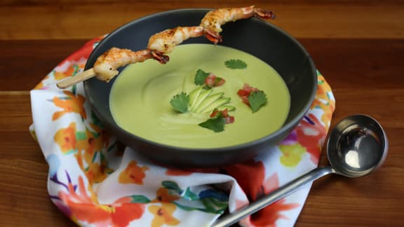 Soupe froide d’avocats et brochette de crevettes grillées