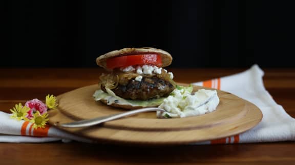 Burger d’agneau sur pain berbère, fromage de chèvre