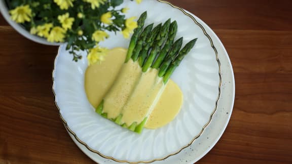 Asperges vertes, sauce hollandaise