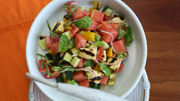 Salade de melon d’eau, fromage halloumi et basilic