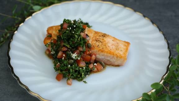 Filet de saumon rôti, kale et tomates