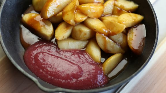 Quartiers de pommes et caramel salé