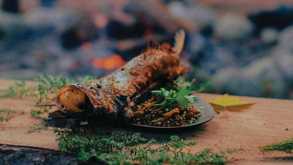 Doré de lac rôti au feu de bois, compotée de lentilles du Puy aux poivrons grillés et boutons de marguerite marinés