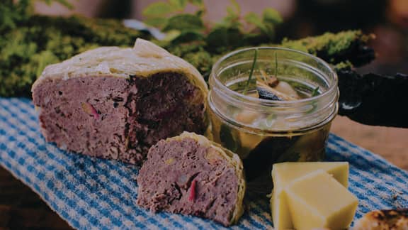 Terrine d’ours, chou de Savoie, ail des bois, gingembre sauvage et pommettes grillées