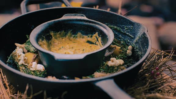 Polenta crémeuse au Maître Jules, purée de courgettes aux herbes, courge rôtie, pesto d’oseille, popcorn et huile de caméline