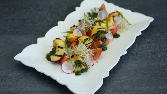 Salade de pêches grillées, vinaigrette aux fines herbes