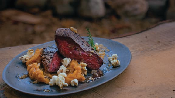 Surlonge d’orignal, purée de patate douce et popcorn au myrique baumier