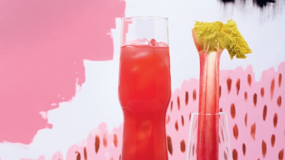 Agua fresca aux fraises, à la rhubarbe et aux graines de coriandre