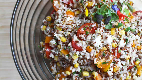 Salade d'orge et de quinoa aux légumes croquants et à la féta
