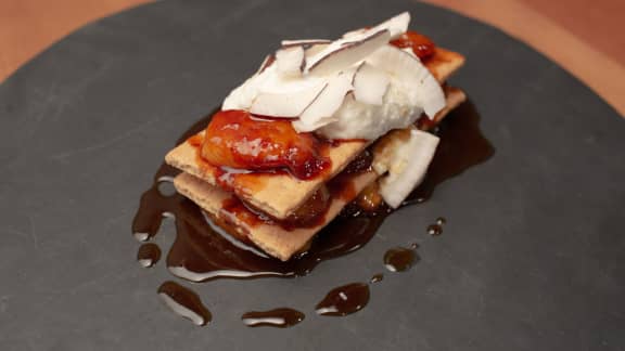 Étagé de bananes caramélisées, biscuits Graham et yogourt à la noix de coco