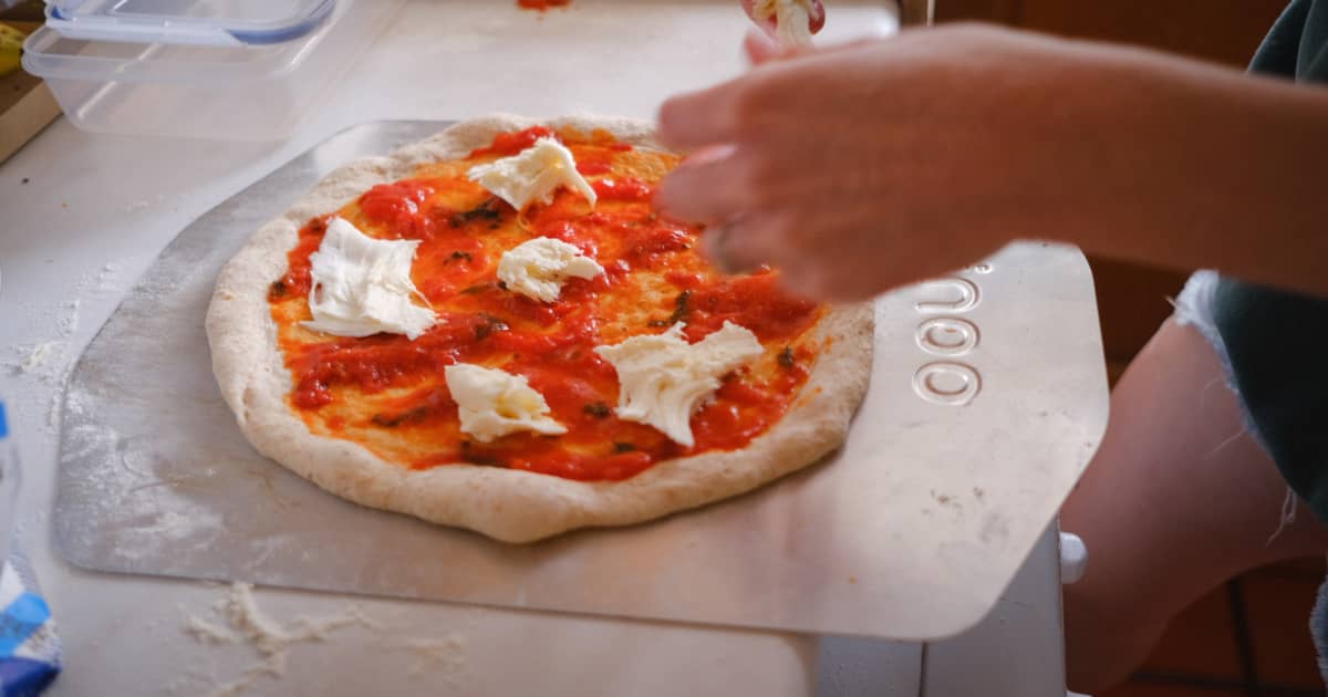 Pizza maison cuite au BBQ Weber : Test du kit à pizza qui