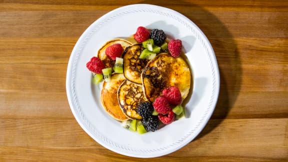 Petit déjeuner décadent pour les enfants : pancakes et en