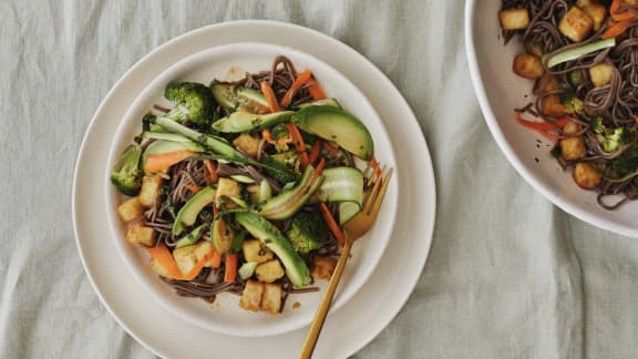 Lundi : Salade de nouilles soba au tofu & aux légumes