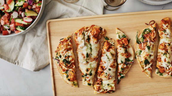 Mercredi : Pizza poulet au beurre avec sauce à la menthe & salade de tomates et concombre