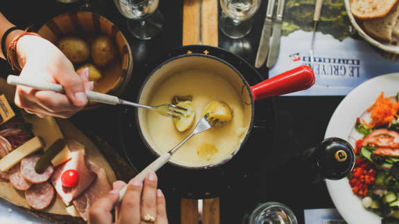 Qu'est-ce qu'on mange avec une fondue au fromage ?
