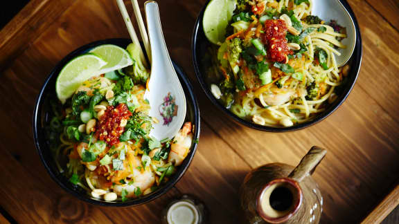 One-pot meal de pâtes style phô aux crevettes