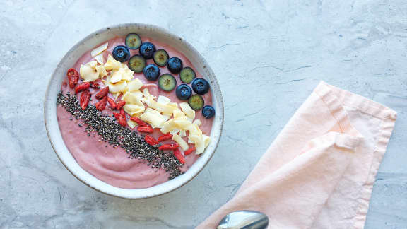 Bol de smoothie aux framboises, à l'avocat et à l'ananas