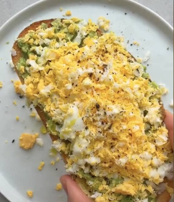 Comment obtenir le parfait avocado toast de TikTok en 5 étapes'