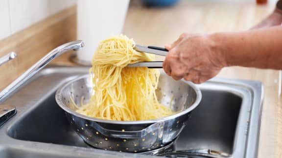 Voici 7 raisons pour lesquelles vous ne devez plus jeter votre eau de cuisson de pâtes