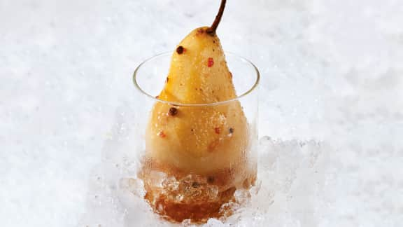 Poires pochées au cidre de glace, à la cardamome et au poivre rose