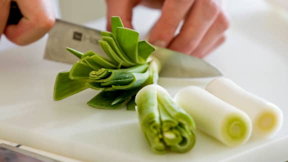 Bonus : Comment couper un poireau correctement et que faire avec ses feuilles?