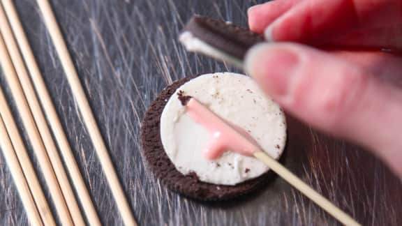 Tremper les bâtonnets dans le chocolat