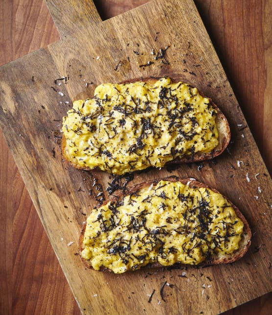 Crostini cacio e pepe aux œufs et à la truffe