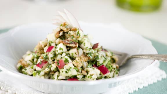 Salade d'orge aux herbes, aux pommes et aux pacanes