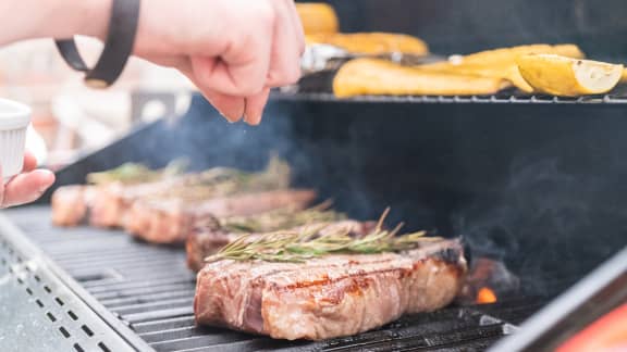 5 étapes simples pour éliminer l’odeur de barbecue incrustée dans vos vêtements